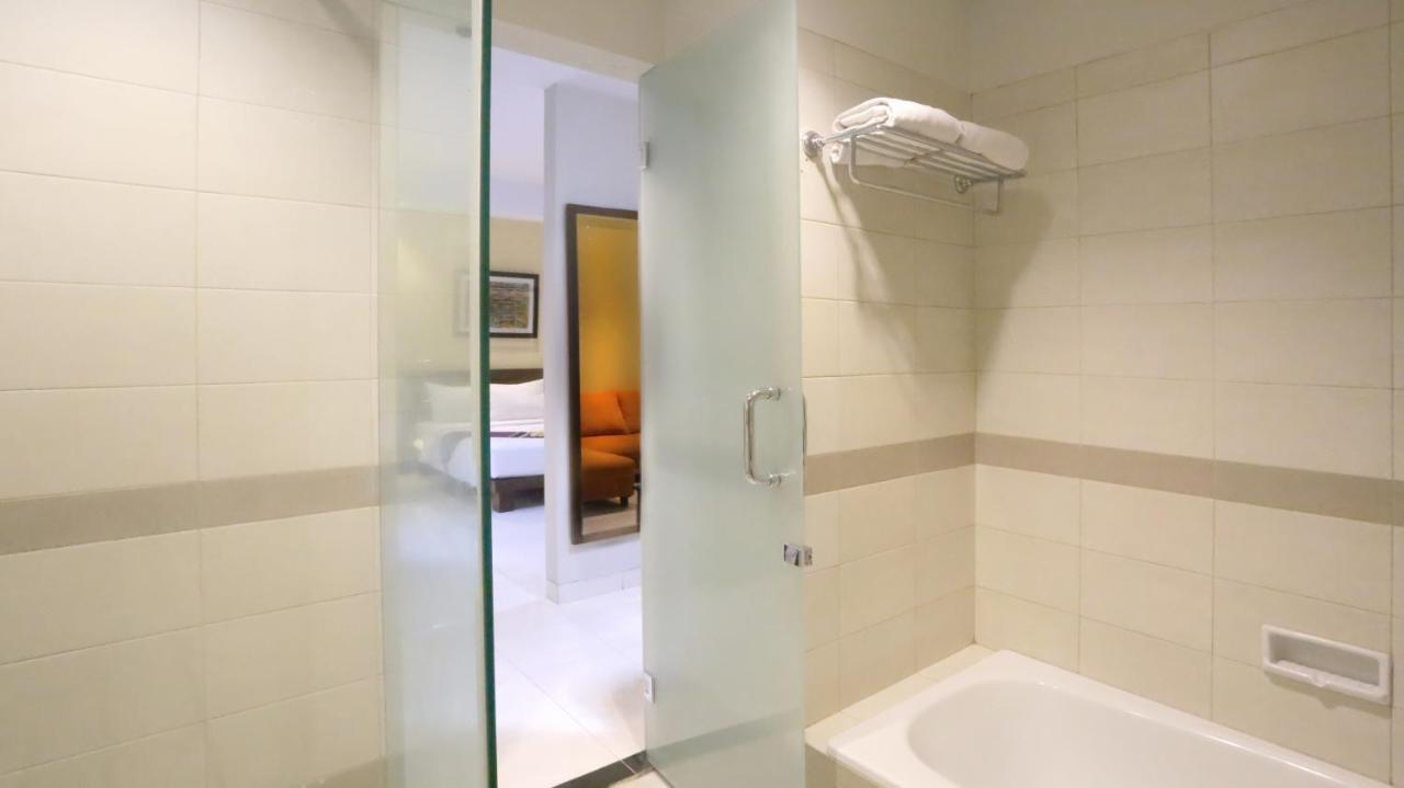 Hotel Quirin Semarang Buitenkant foto